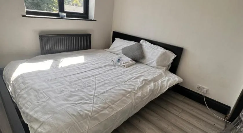 Spacious Double near Train Station - Image 1