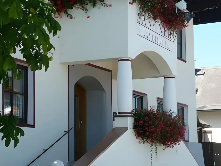 Santner, Hotel - Image 1
