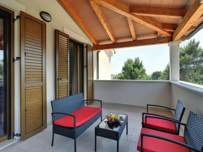 Villa avec piscine privée, jardin et terrasse - Image 1