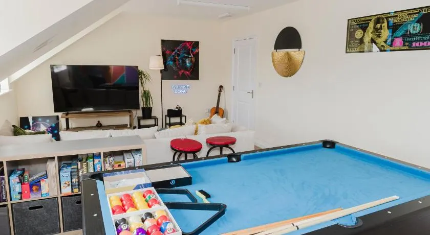 Abington Villa, Luxury, Sleeps up to 15, Northampton Centre, next to Cricket Ground, Games & Cinema Room - Image 1