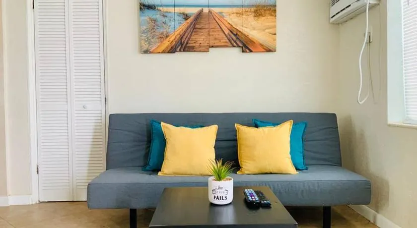 Hollywood Beach Apartments - Walk to the Beach - Image 1