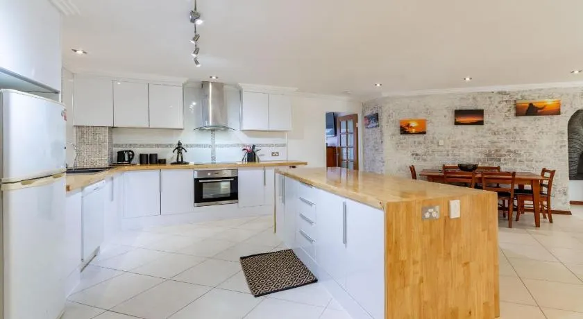 Bribie Escape, Top Floor Unit with Waterviews - Image 1