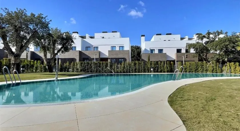 San Roque Golf Club, Step into elegance with this 3-bedroom luxury modern townhouse close to Sotogrande - Image 1