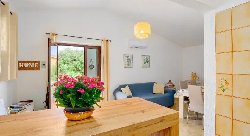 Appartement 'Casa Vacanze Cannigione' avec terrasse privée, Wi-Fi et climatisation - Image 1