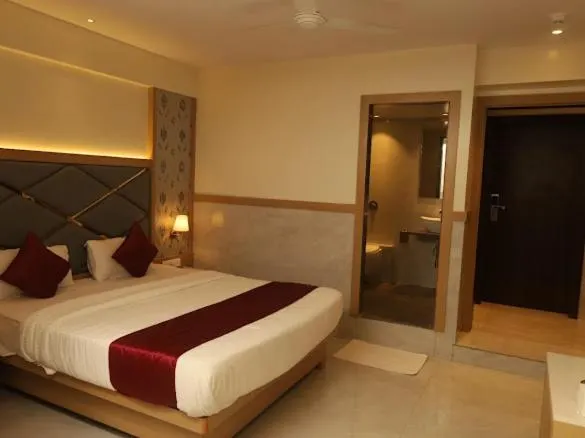 Hotel Sapphire Inn - Image 1