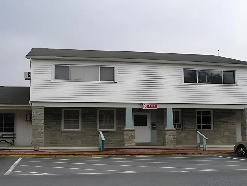 Red Carpet Inn & Suites Morgantown - Image 1