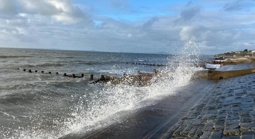 Stunning Pet-Friendly Home with Hot Tub less than one minute walk from Barmouth Beach - Image 1