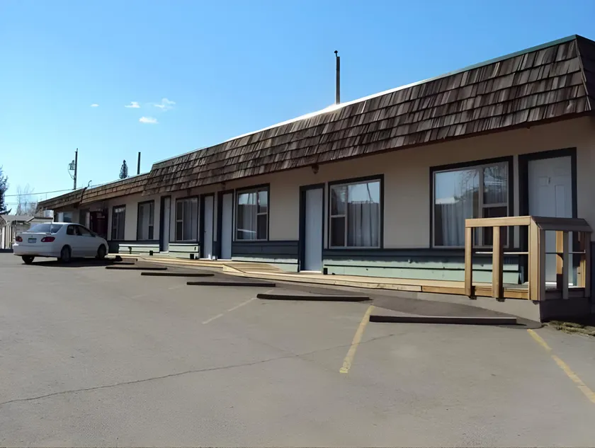 100 Mile Motel & RV Park - Image 1