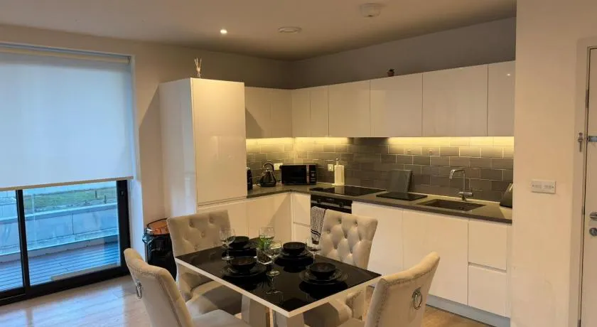 Royal Wharf Luxury Waterfront Apartment near Canary Wharf & ExCeL London 15 Min Elizabeth Line Access to Central London - Image 1