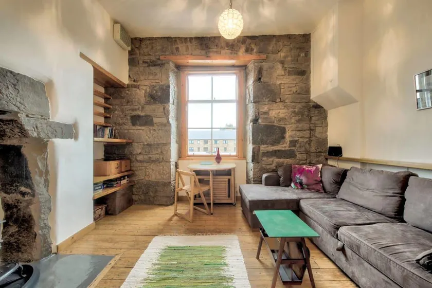 Lovely Central 1BR Flat Next To Holyrood Park - Image 1