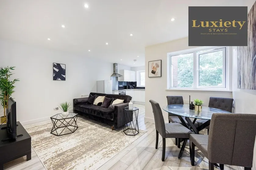 Sleek Stylish 1BR - City Centre nr High Str… - Image 1