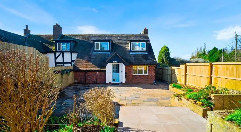 Charming Harvington Cottage - Hot Tub, Pet Friendly, Sleeps 11 - Image 1