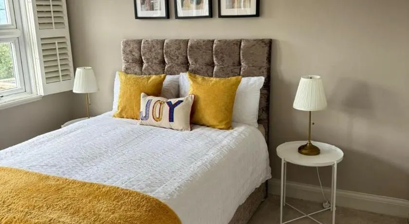 Brentford Guest Rooms - Image 1