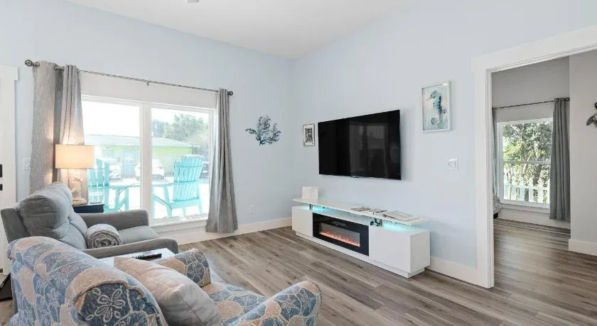 Private 1BR Retreat w/ King Bed Near Ocean & Downtown - Image 1