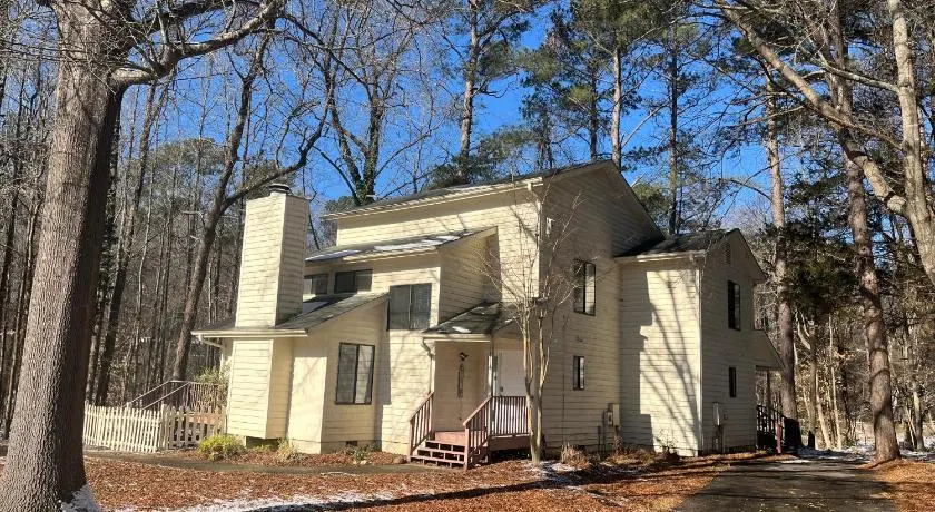 Spacious 2 bedroom house close to UNC - Image 1