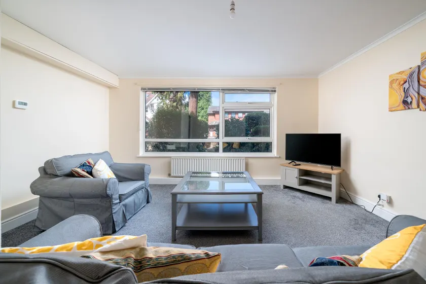 Modern 2BR Apartment w/ Free Parking in Redhill - Image 1