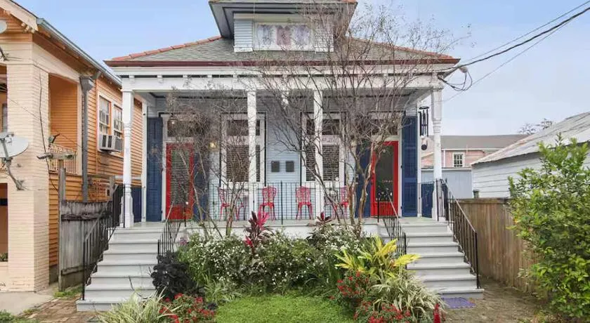 Heart of MidCity Front Porch 3bd 2 bath Streetcar - Image 1