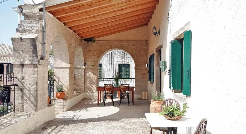 The house with the arches - Image 1