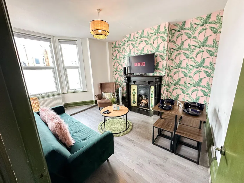 Lovely 2 bedroom flat in Shepherd's Bush with indoor fire place - Image 1