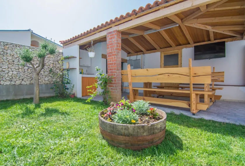 Prostrani apartman Maslina sa grijanim bazenom - Image 1