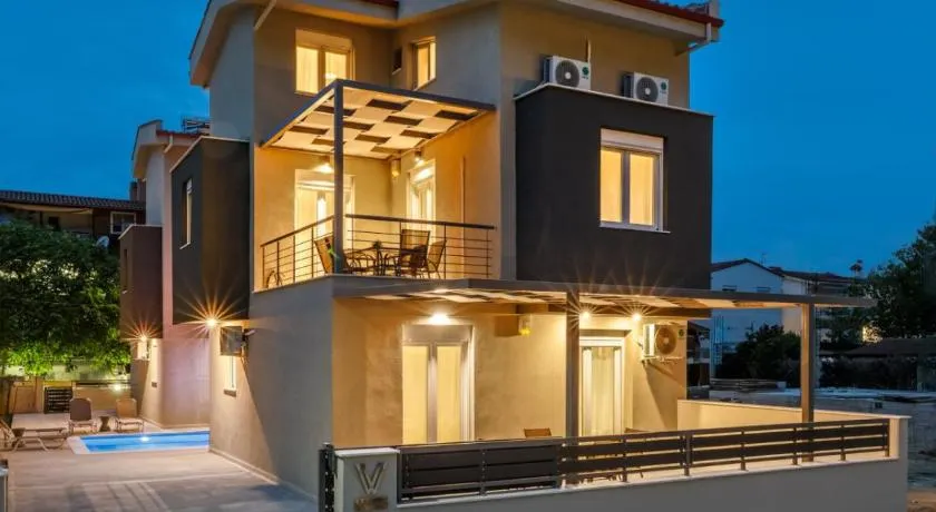 V Luxury Apartments with Pool - Image 1