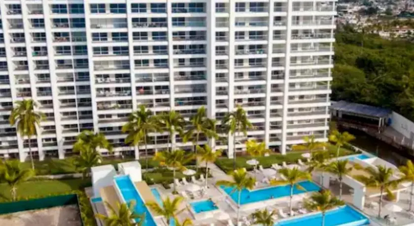 Apartamento con Piscina Frente al Mar en Puerto Vallarta - Image 1