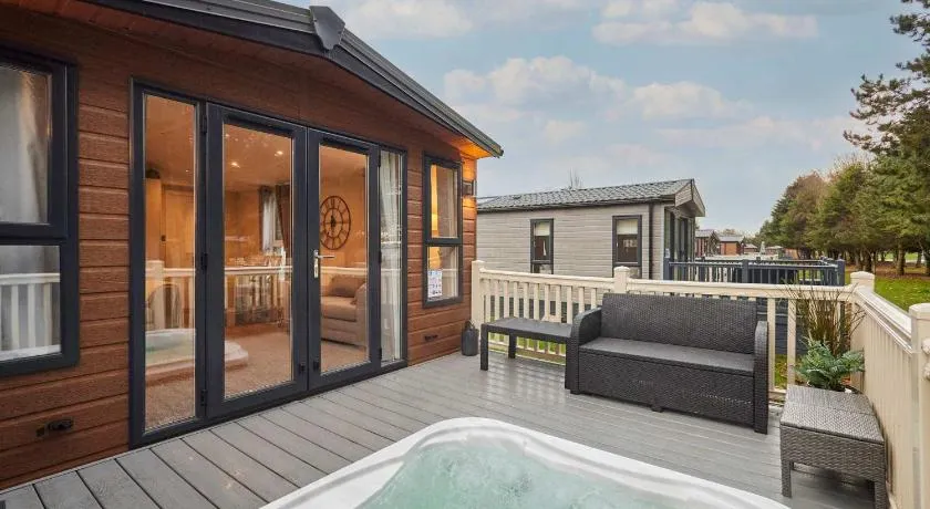Lakeshore Lodge with Hot Tub - Image 1