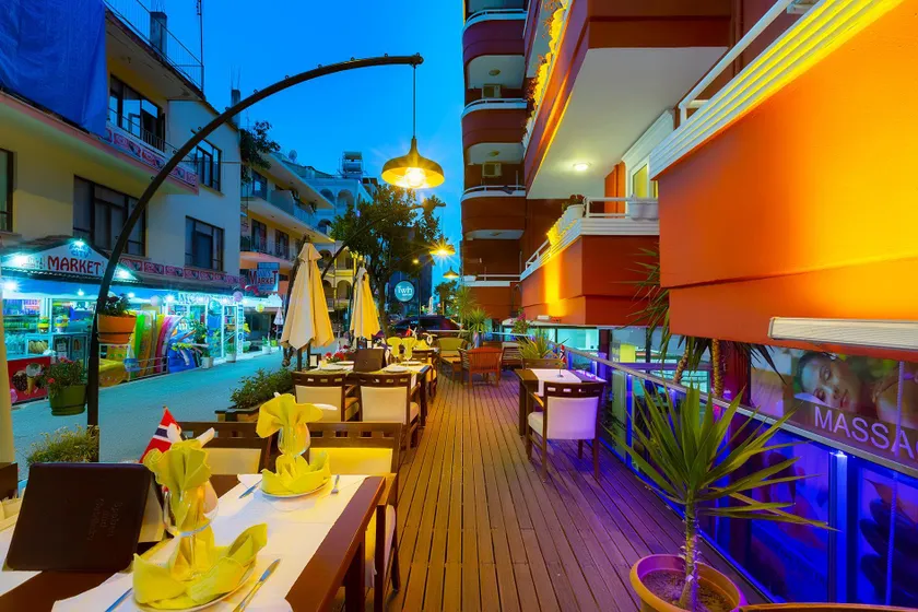 Twin Apart Hotel - Image 1