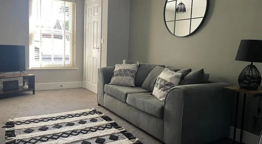 Oak House by ShortStays4U A Modern 3Bedroom Townhouse with free parking in town centre! - Image 1