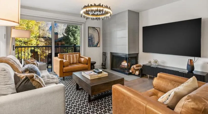 Renovated 2 BR - 2 BA In Town with AC - Image 1