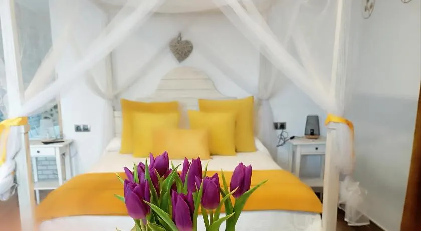 Habitación ideada para parejas con Jacuzzi, desayuno romántico y opción de cenas en su restaurante - Image 1