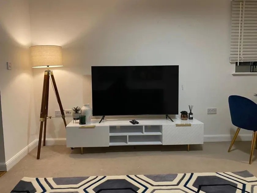 Stunning Modern Apartment in Rochester, England - Image 1