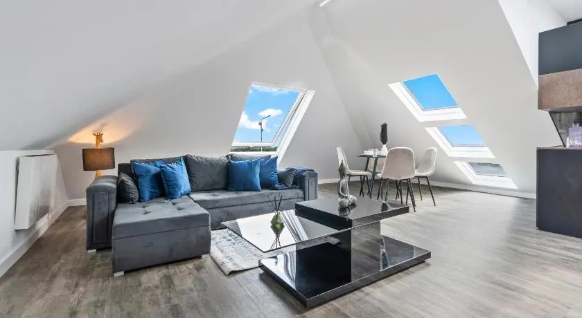 Modern 2 Bedroom Apartment Free Parking - Image 1