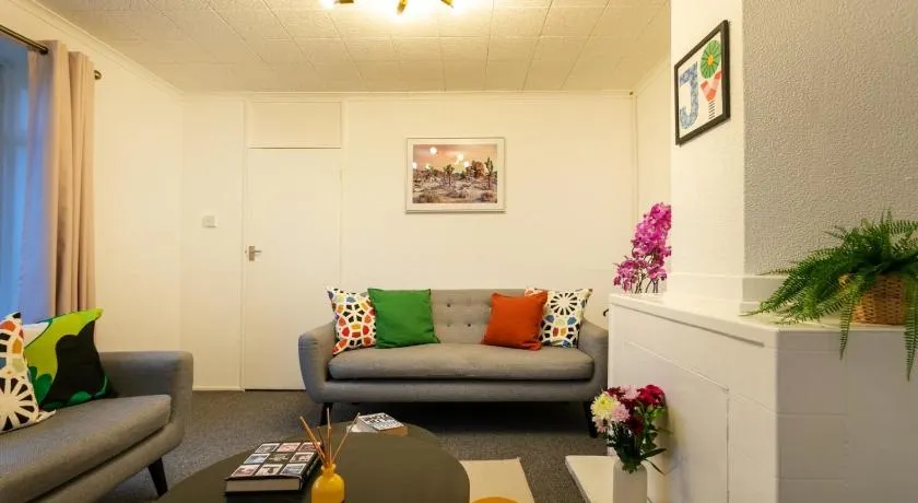 3-Beds Sleeps 5 w Parking 10 mins from Centre - Image 1