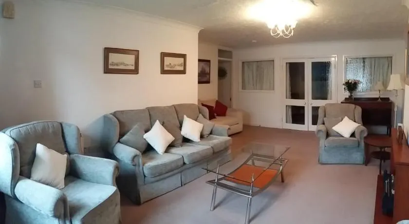 Clarence Road Apartment - Image 1