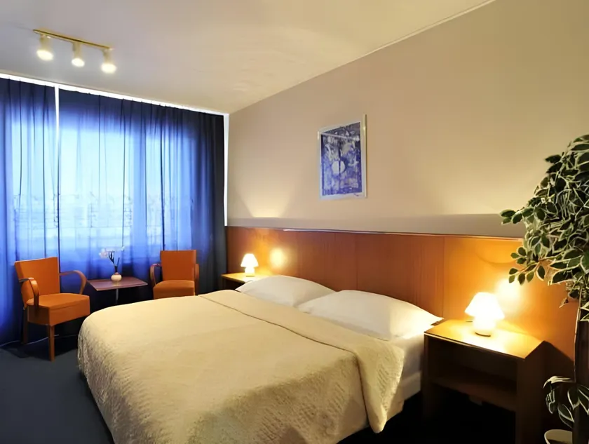 Hotel Krystal - Image 1