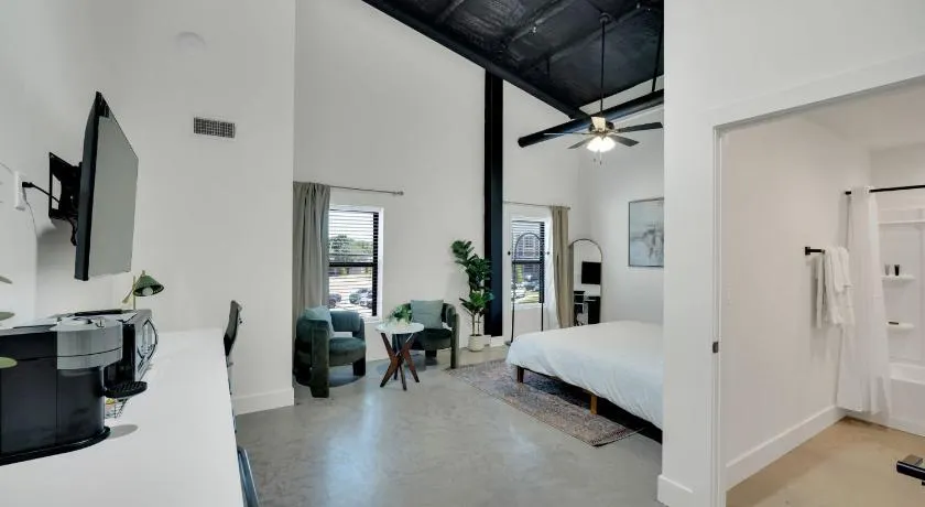 The Lawson Loft – Walkable DT 209 - Image 1