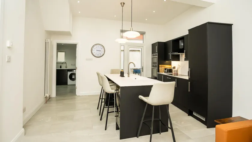 Luxury Central 4 BDR house - Image 1