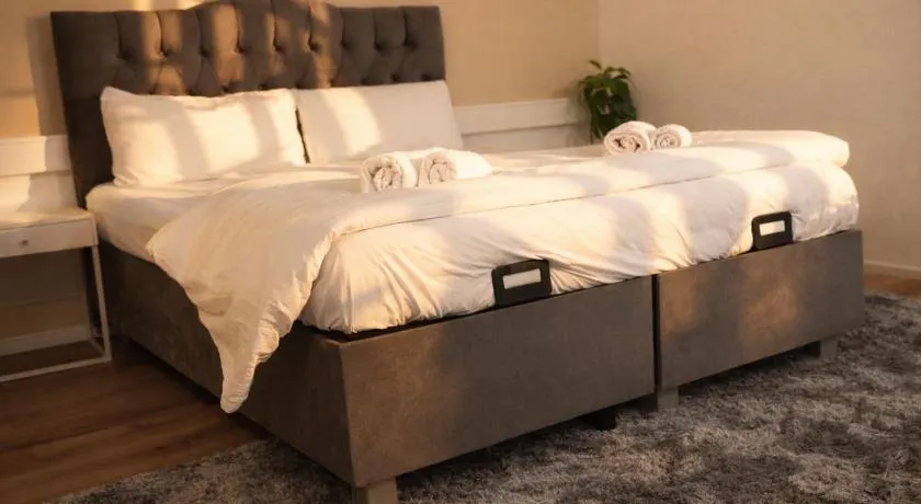 Deluxe Urban Stay - Image 1