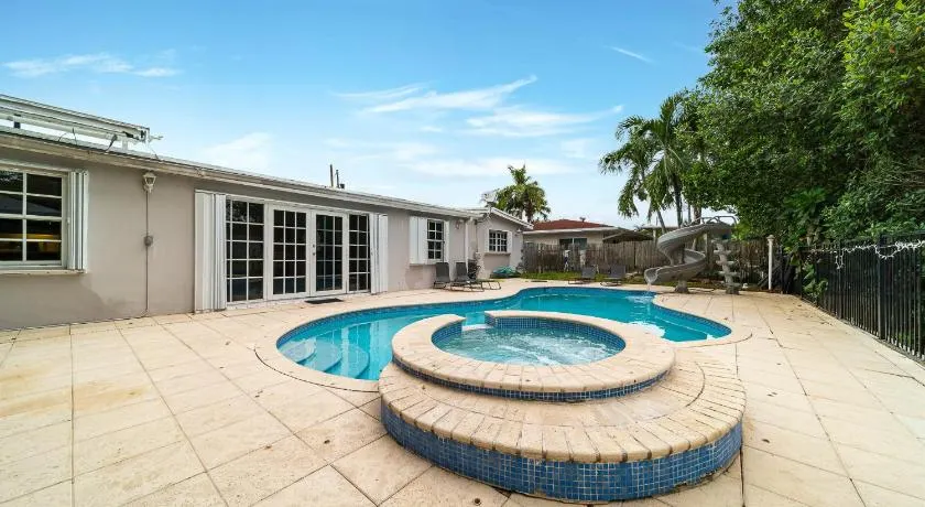 Pool House on the Water 2 - Image 1