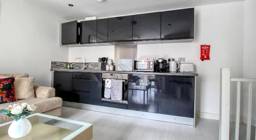 Beautiful 2 Bed House, Central spot with free parking - Image 1