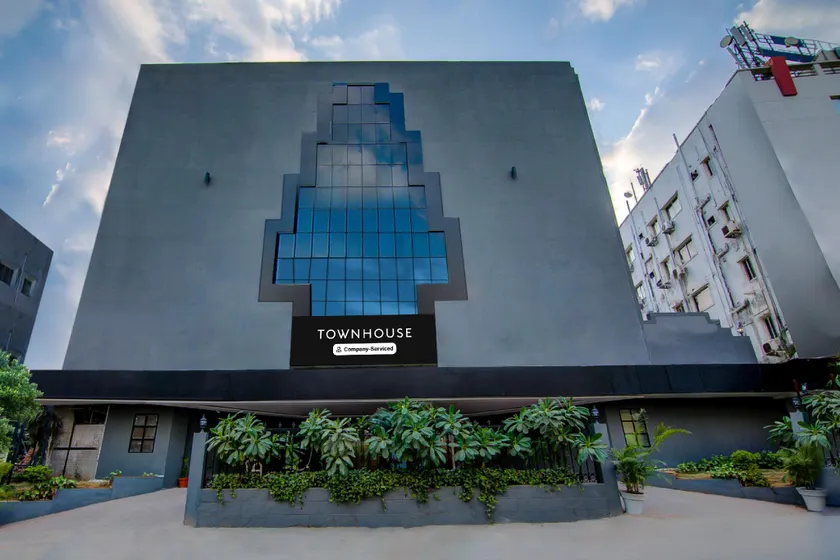 Super Townhouse Lakdikapul - Image 1