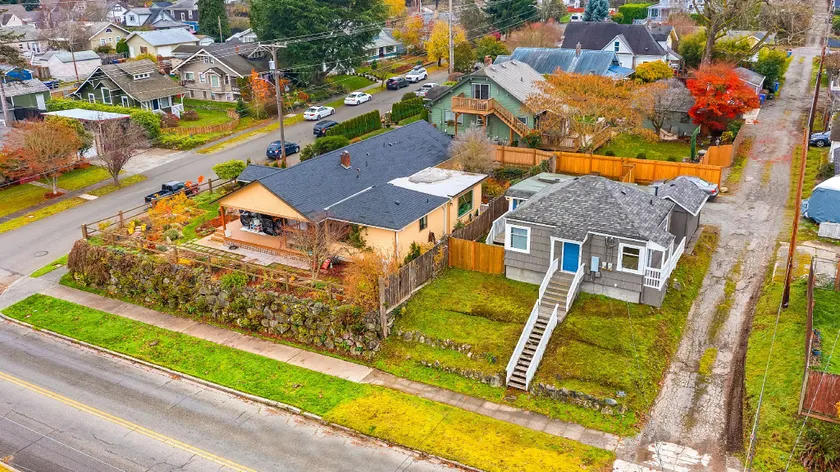 Walk to the waterfront! The Hobbit House - Image 1