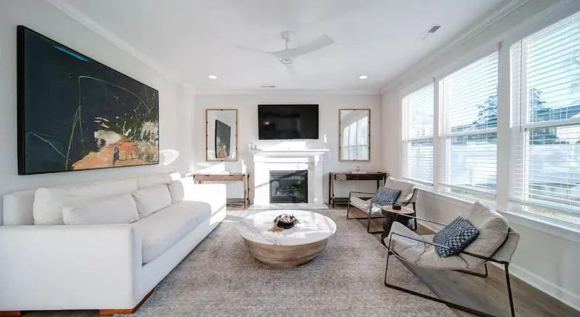 Luxury 4BR Escape - Premium Modern Comfort - Image 1