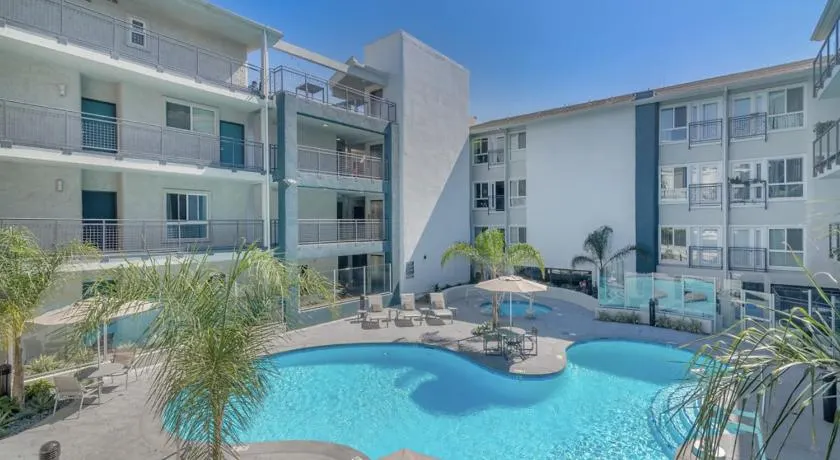 Lux Oasis in West Hollywood, Free Parking & Swimming pool - Image 1