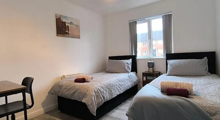 4 beds spacious Apartment, with Parking & WIFI, CHAFFORD HUNDRED, near station & shopping, long stays! - Image 1