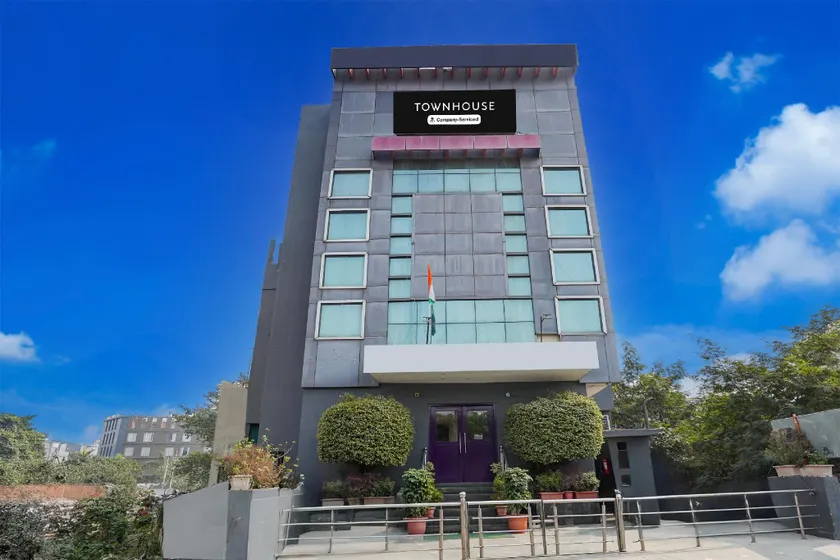 Super OYO Townhouse Singapore Mall Formerly Hotel Sunshine - Image 1