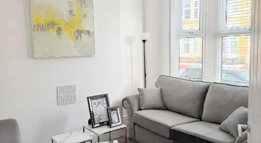 The Cosy Nest Modern - 3BR House - Sleeps 7 - Near City Centre - STARLINK Wi-fi - Image 1