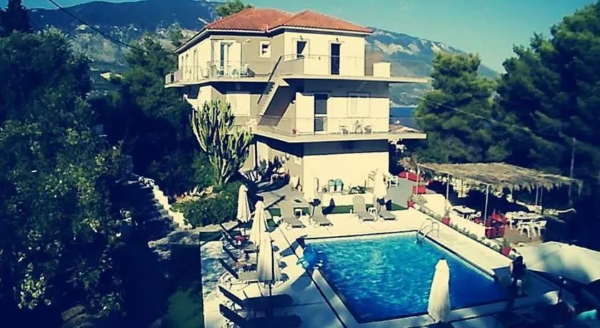 Pessada Bay Studios and Apartments - Image 1