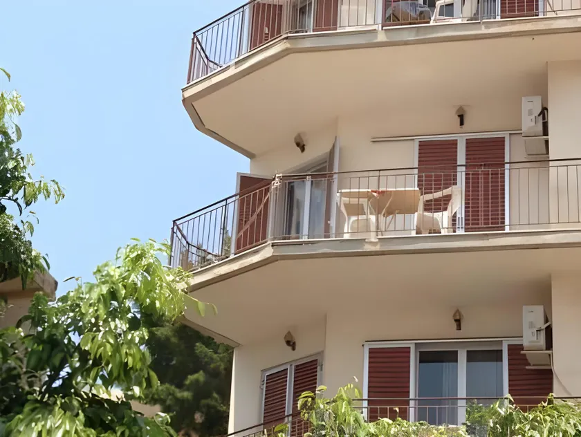 Bob's Apartments - Image 1
